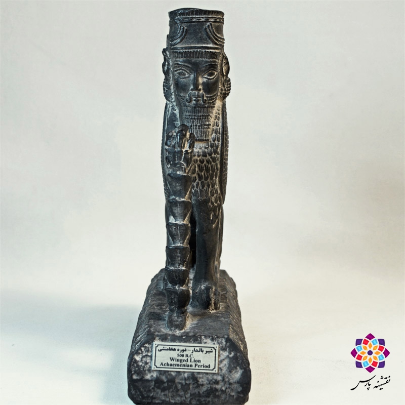 شیر بالدار نشسته با گل لوتوس شیر بالدار نشسته با گل لوتوس