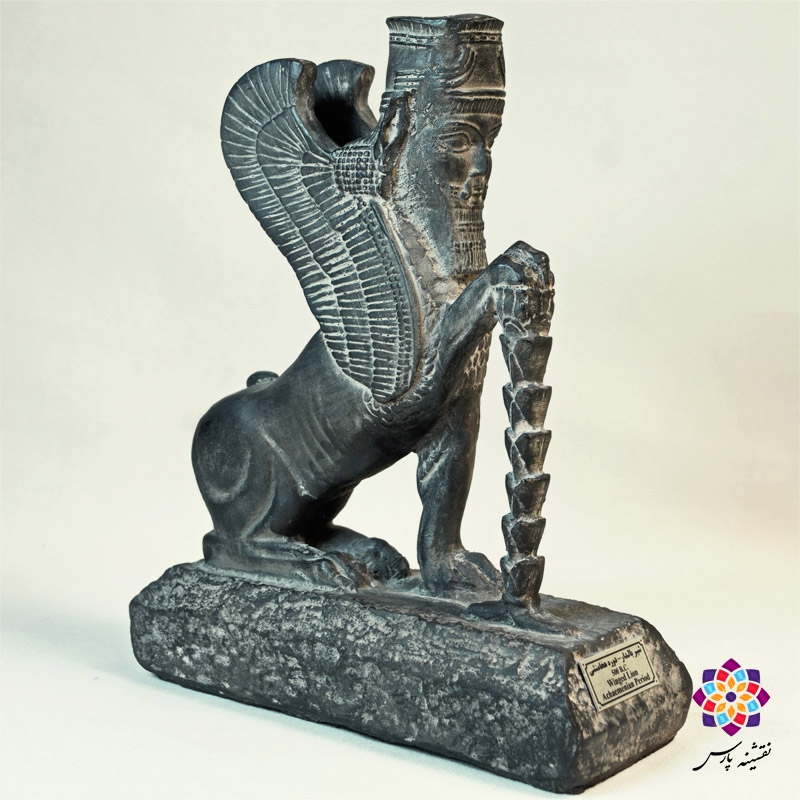 شیر بالدار نشسته با گل لوتوس شیر بالدار نشسته با گل لوتوس