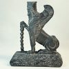 شیر بالدار نشسته با گل لوتوس