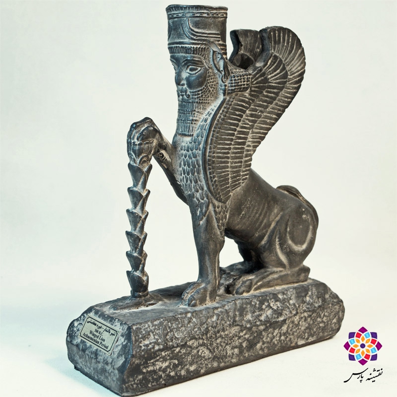 شیر بالدار نشسته با گل لوتوس شیر بالدار نشسته با گل لوتوس