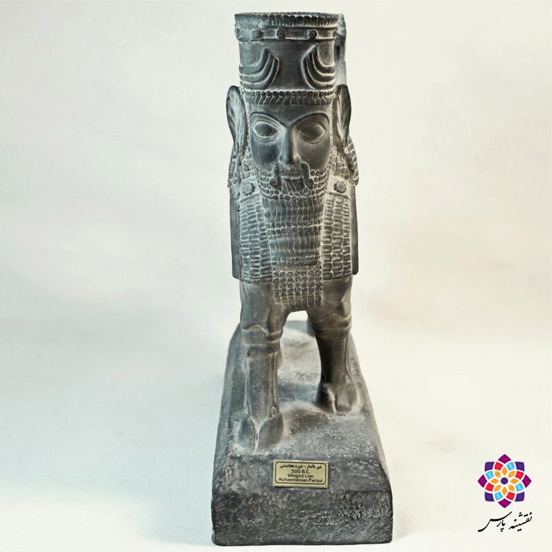 شیر بالدار ایستاده با گل لوتوس شیر بالدار ایستاده با گل لوتوس