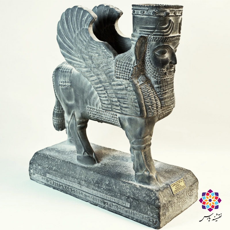 شیر بالدار ایستاده با گل لوتوس شیر بالدار ایستاده با گل لوتوس