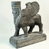 شیر بالدار ایستاده با گل لوتوس