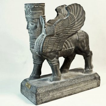 شیر بالدار ایستاده با گل لوتوس
