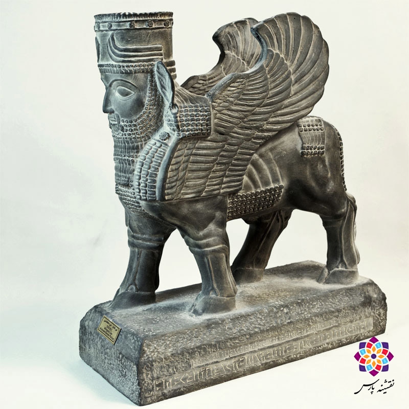 شیر بالدار ایستاده با گل لوتوس شیر بالدار ایستاده با گل لوتوس