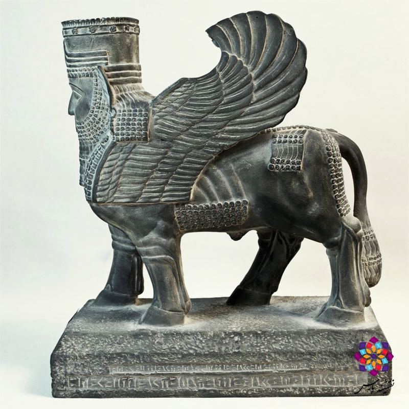 شیر بالدار ایستاده با گل لوتوس شیر بالدار ایستاده با گل لوتوس