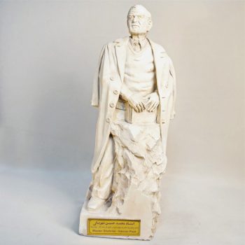 تندیس استاد شهریار (ایستاده)