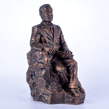 تندیس استاد شهریار نشسته